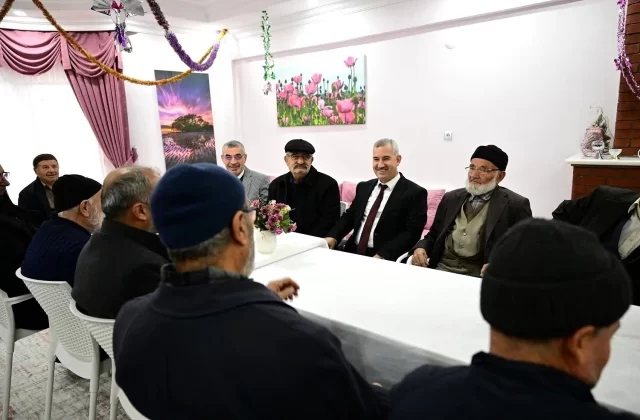 Yeşilyurt Belediye Başkanı Mehmet Çınar, ‘Vefa Buluşmaları’ kapsamında yaşlı vatandaşları Aile Yaşam Merkezinde misafir etti