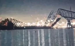 ABD’de büyük felaket! Dev gemi köprüye çarptı, onlarca araç suya gömüldü