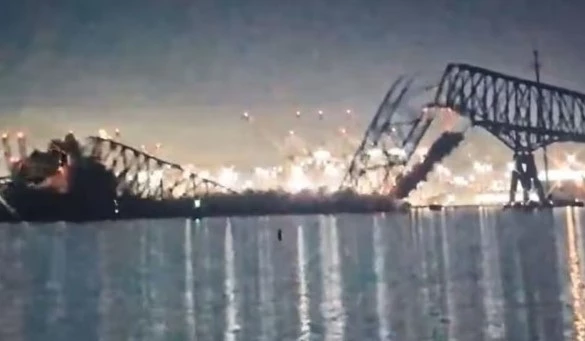 ABD’de büyük felaket! Dev gemi köprüye çarptı, onlarca araç suya gömüldü
