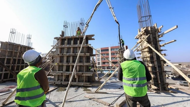 Antalya’da inşaat sektöründe günlüğü 3 bin liraya çalışacak inşaat işçisi bulunamıyor