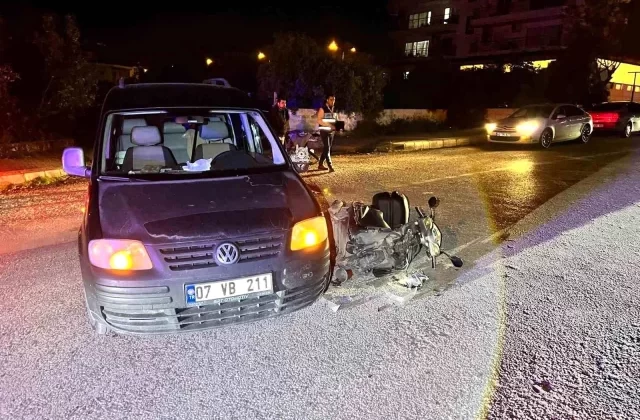 Antalya’da motosiklet ile otomobil çarpıştı: Motosiklet sürücüsü ağır yaralandı