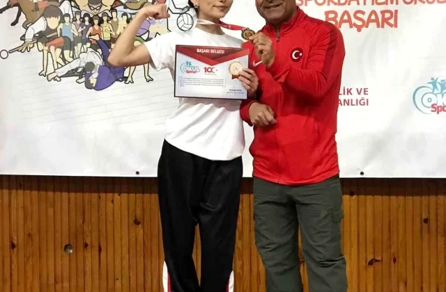 Antalyalı sporcu İlknur Su Topal, Genç Kadınlar Türkiye Bilek Güreşi Şampiyonası’nda ikinci kez birinci oldu