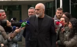Arnavutluk Başbakanı kendisine soru soran gazetecinin yüzünü sıktı