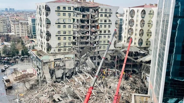 Depremde yıkılan Galeria Sitesi’nin 3 müteahhidi ve inşaat mühendisine 17 yıl hapis cezası