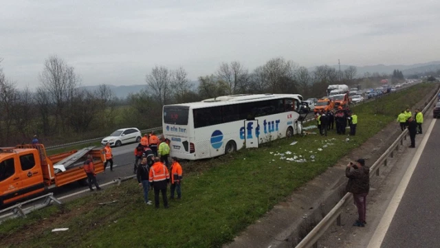 Düzce’de yolcu otobüsü tıra çarpıp refüje çıktı: 15 yaralı