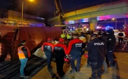 İstanbul Bakırköy’de üst geçide çarpan tır, otomobilin üzerine devrildi: 4 ölü