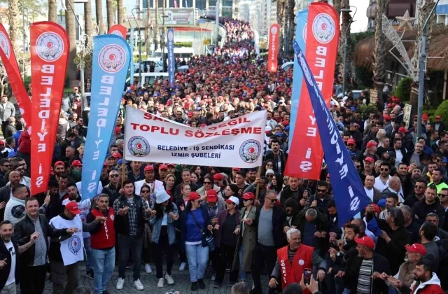 İzmir Büyükşehir Belediyesi’nde görevli 6 bin işçi eyleme çıktı, şehir ulaşımında aksama yaşandı