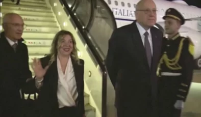Lübnan Başbakanı Mikati, İtalya Başbakanı Meloni sandığı diplomatı öperek selamladı