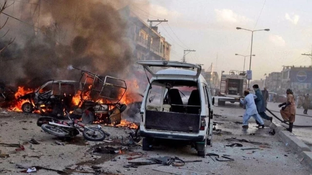 Pakistan’da karakola düzenlenen bombalı saldırıda 7 asker hayatını kaybetti