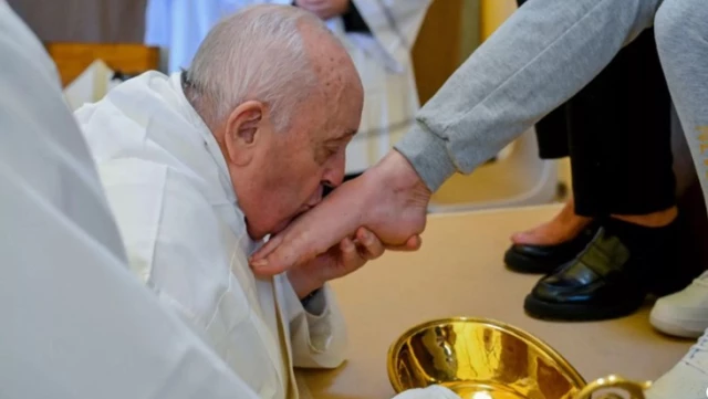 Papa Francis, Paskalya Yortusu kapsamında 12 kadın mahkumun ayaklarını yıkadı