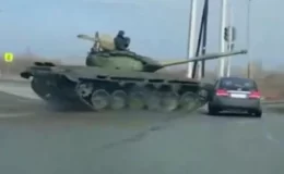 Rusya’da akılalmaz kaza! Kırmızı ışıkta bekleyen araca tank çarptı