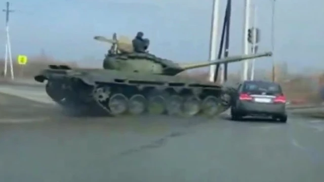 Rusya’da akılalmaz kaza! Kırmızı ışıkta bekleyen araca tank çarptı