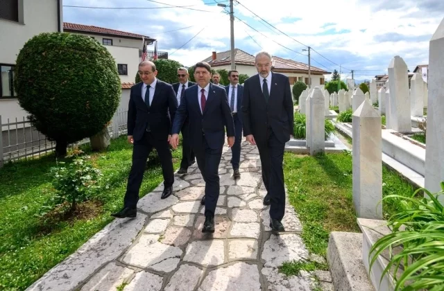 Adalet Bakanı Yılmaz Tunç, Aliya İzzetbegoviç’in kabrini ziyaret etti