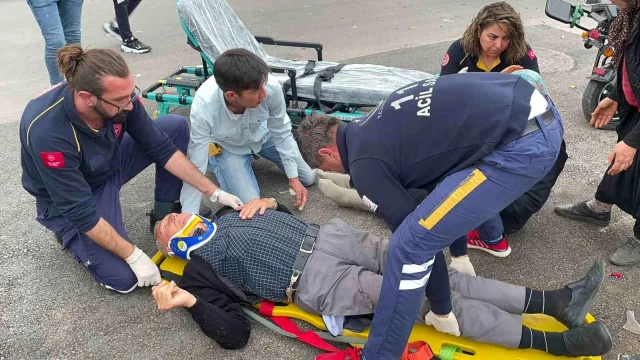 Aksaray’da Otomobil ile Elektrikli Bisiklet Çarpıştı: Yaşlı Çift Yaralandı