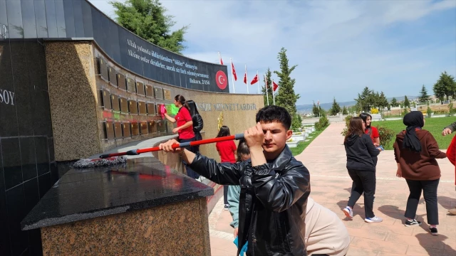 Amasya’da lise öğrencileri Şehitler Haftası dolayısıyla temizlik yaptı