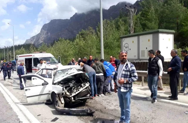 Antalya-Isparta Karayolunda Kafa Kafaya Çarpışma: 1 Ölü, 7 Yaralı
