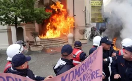 Arnavutluk’ta yolsuzlukları protesto eden öfkeli kalabalık belediye binasını yaktı