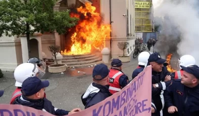 Arnavutluk’ta yolsuzlukları protesto eden öfkeli kalabalık belediye binasını yaktı