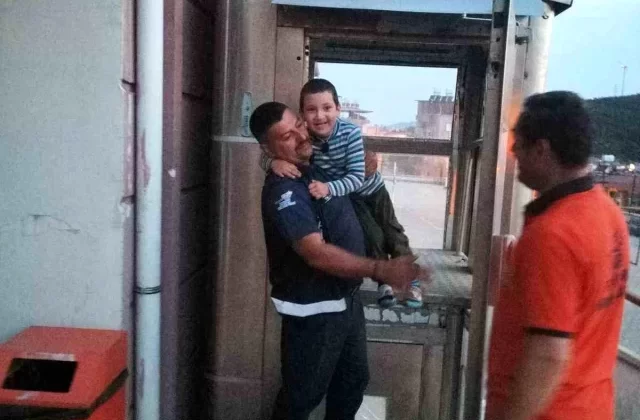 Belen’deki okulda engelli asansöründe mahsur kalan çocuk kurtarıldı