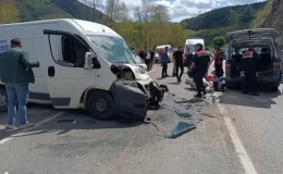 Bolu’da üniversite öğrencilerini taşıyan panelvan kaza yaptı: 3’ü ağır 15 yaralı