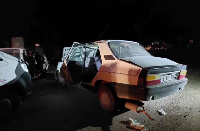 Burdur’da kafa kafaya çarpışan otomobillerde 4 kişi yaralandı