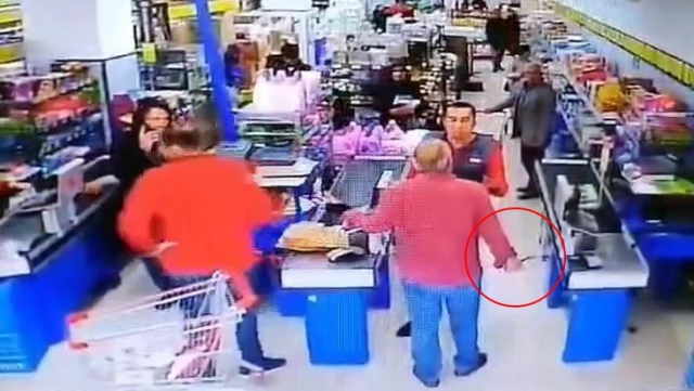 Çorabından çıkardığı bıçak ile market çalışanının üzerine böyle yürüdü