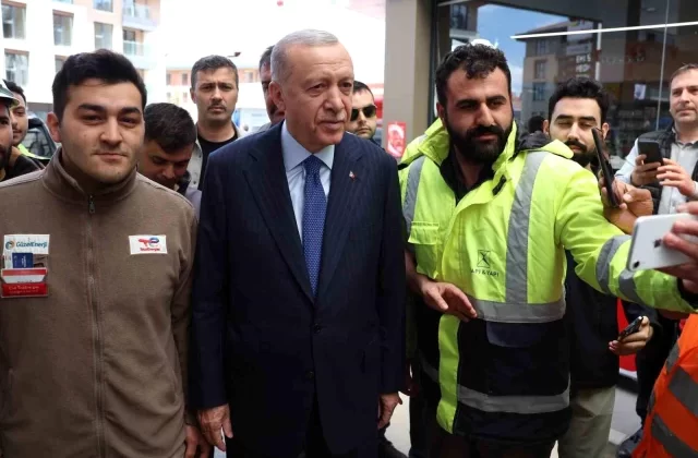 Cumhurbaşkanı Erdoğan Üsküdar’da bir akaryakıt istasyonuna uğradı