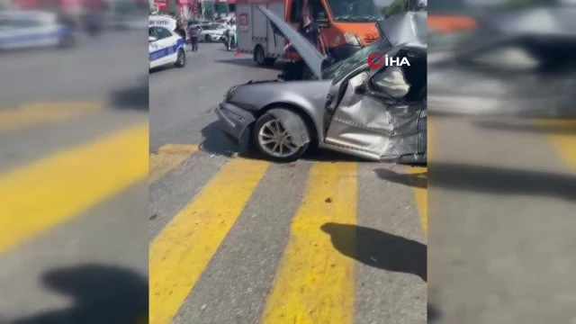 Efeler’de iki otomobil çarpıştı: 3 yaralı