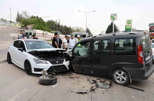 Elazığ’da Minibüse Çarpmamak İçin Karşı Şeride Giren Otomobil Kaza Yaptı