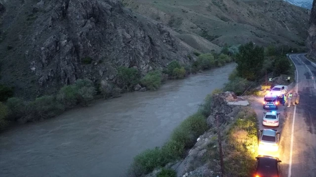 Erzincan’da araç Karasu Nehri’ne devrildi, sürücü yüzerek kurtuldu