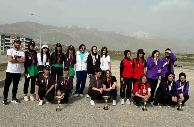 Erzincan’da düzenlenen Okullararası Bocce Müsabakalarında Tercan Anadolu Lisesi kızları il birincisi oldu