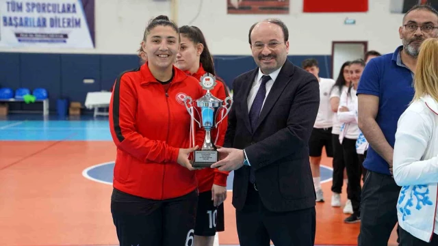 Erzurum Teknik Üniversitesi Kadınlar Kategorisinde Salon Futbolu Bölgesel Lig Müsabakalarında Şampiyon