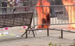 Eski ABD Başkanı Trump’ın duruşmasının yapıldığı mahkemenin önünde bir kişi kendini ateşe verdi