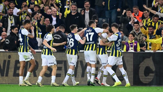 Fenerbahçe’ye şok! Takımın yıldızı ilk yarıda sakatlandı