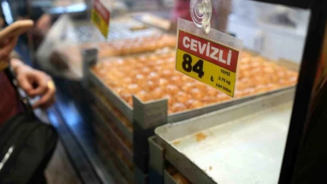 Fiyatı duyan sıraya girdi! İstanbul’da bayram öncesi ucuz baklava kuyruğu