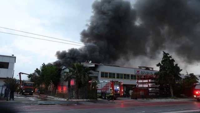 İzmir Çiğli’de kauçuk ve plastik fabrikasında yangın! Ekipler olay yerine sevk edildi