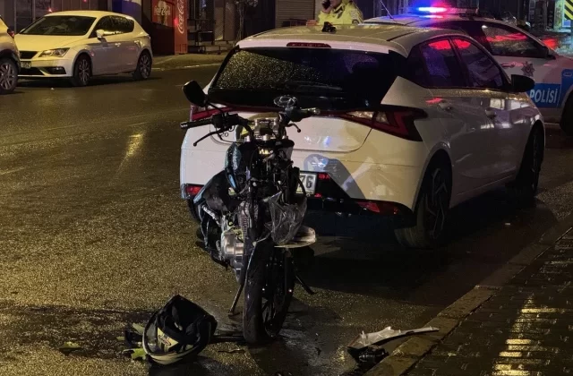 İzmir’de motosiklet ile otomobil çarpışması: Sürücü ağır yaralandı