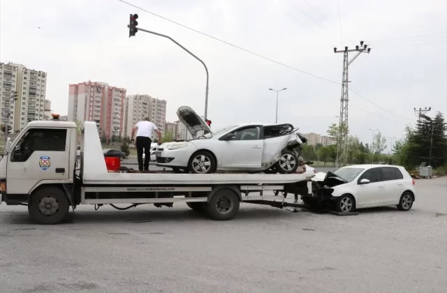 Kayseri’de Otomobil Çarpışması: 4 Yaralı