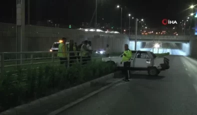 Kayseri’de otomobil tramvay yoluna girdi: 2 yaralı