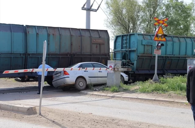 Kayseri’de Yük Treni Otomobile Çarptı: Bir Yaralı