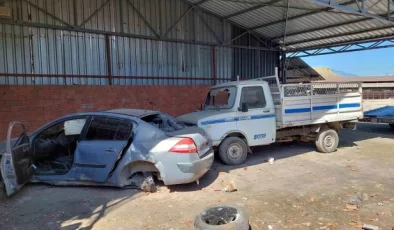 Manisa’da otomobil fabrikanın bahçesine uçtu: 2 yaralı