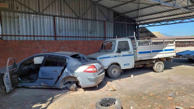 Manisa’da otomobil fabrikanın bahçesine uçtu: 2 yaralı