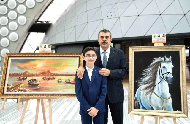 Milli Eğitim Bakanı Yusuf Tekin, Şehit Polis Memuru Hüseyin Gül’ün Oğlu Talha’nın Resim Sergisini Gezdi