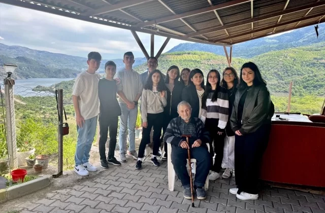 Oğuzlar Çok Programlı Anadolu Lisesi Öğrencileri 92 Yaşındaki Abdullah Hastaoğlu’nu Ziyaret Etti