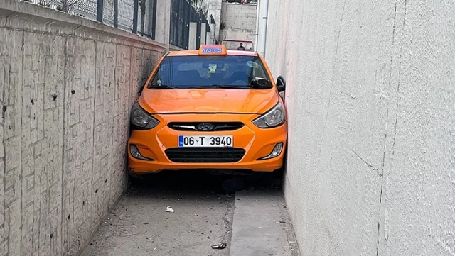 Polisten kaçan alkollü taksi şoförünün kullandığı araç iki duvar arasında sıkıştı