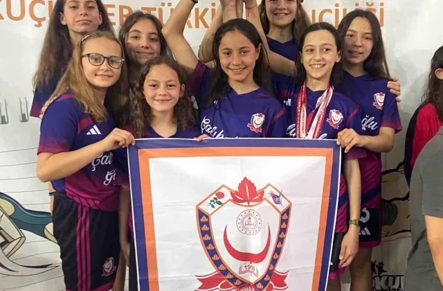 Sabiha Köstem Ortaokulu Kızlar Yüzme Şampiyonasında Türkiye Şampiyonu