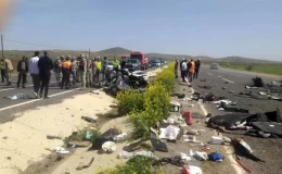 Şanlıurfa’da otomobil ile kamyon çarpıştı! 1’i polis 4 kişi hayatını kaybetti