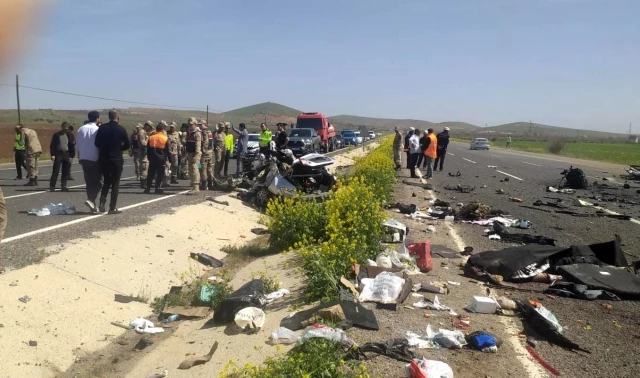 Şanlıurfa’da otomobil ile kamyon çarpıştı! 1’i polis 4 kişi hayatını kaybetti