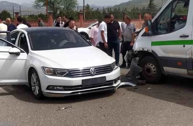 Siirt’te otomobil ile minibüsün çarpışması sonucu 7 kişi yaralandı