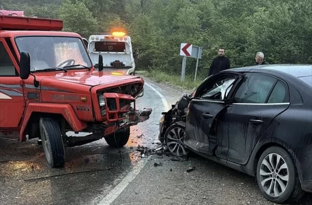 Sinop’ta kamyonetle otomobilin çarpıştığı kazada 6 kişi yaralandı